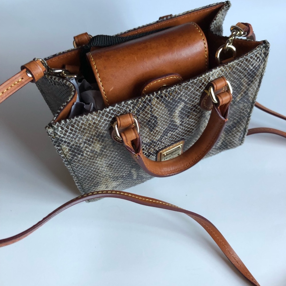 Dooney & Bourke tote/shoulder bag